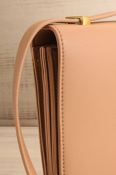 Charlot Sand Faux-Leather Pixie Mood Handbag | La petite garçonne side close-up