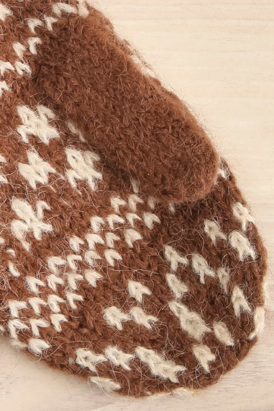 Chevrefeuille D'Hiver Jacquard Patterned Knit Mittens close-up