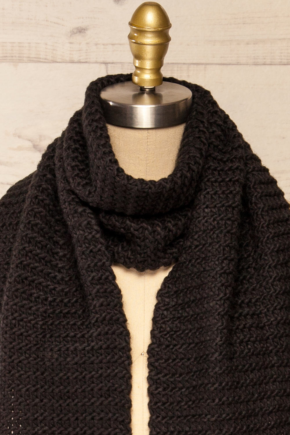 Chunkyss Black Thick Knit Scarf w/ Pockets | La petite garçonne long close-up