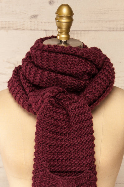 Chunkyss Burgundy Thick Knit Scarf w/ Pockets | La petite garçonne knot close-up