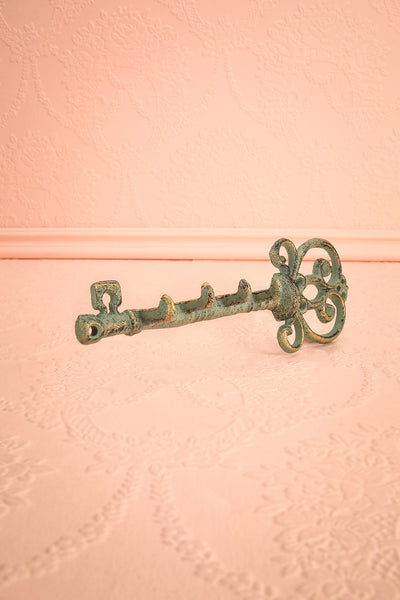 Crochet Sillon Vert - Green cast iron-look key-shaped hook 1