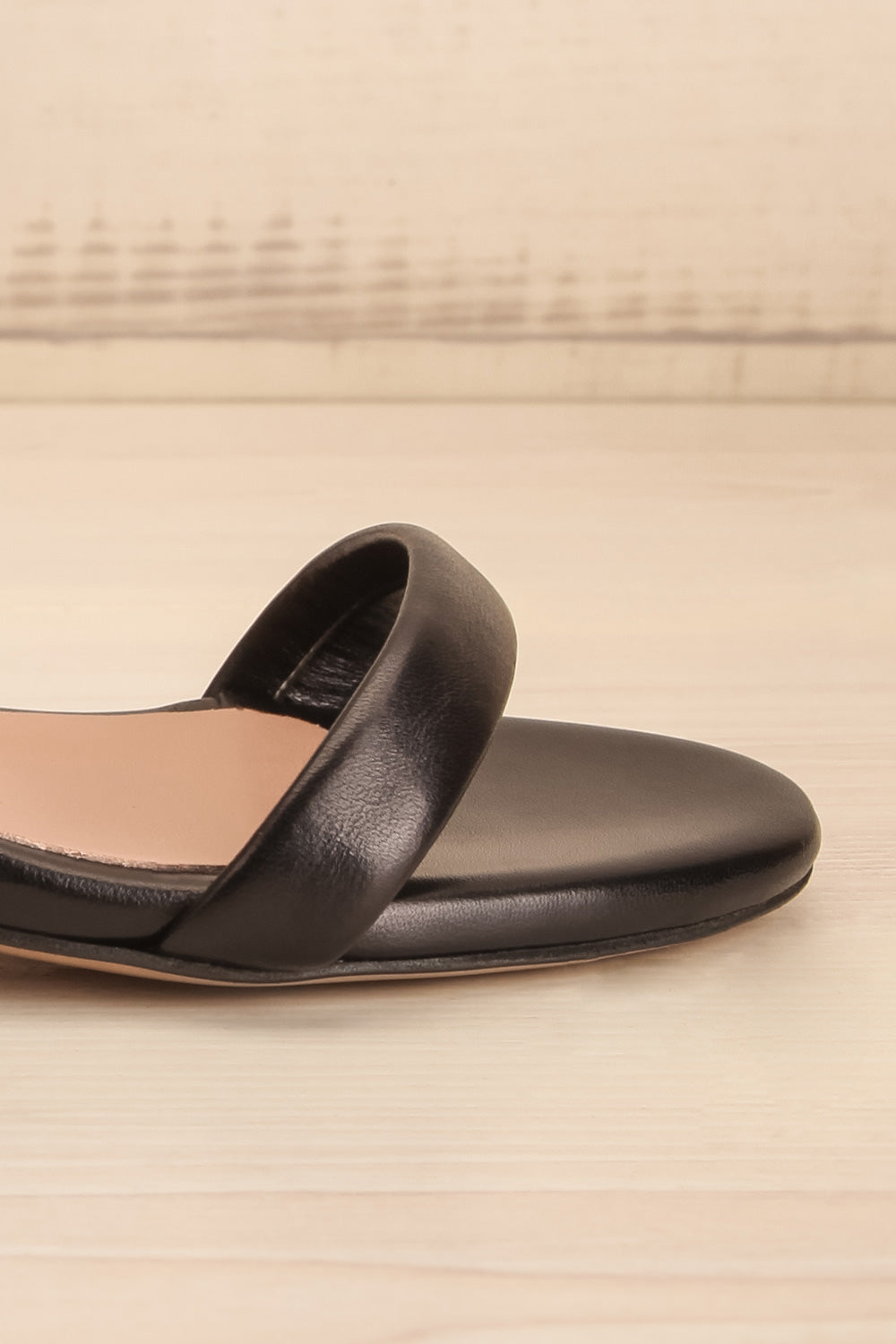 Cubisme Strappy Block Heel leather Sandals | La petite garçonne side close-up