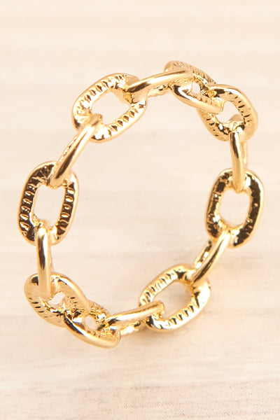 Czaplinek Or Fine Chain Links Textured Ring close-up | La Petite Garçonne