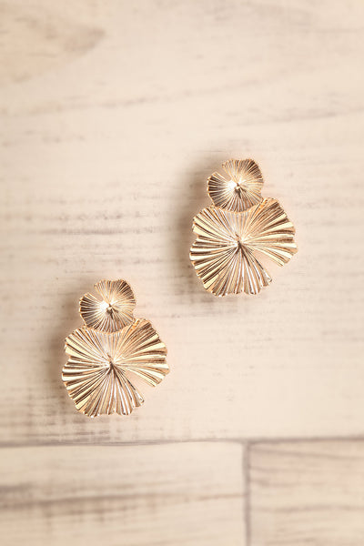 Dagsvoll Textured Golden Pendant Earrings | La Petite Garçonne 1