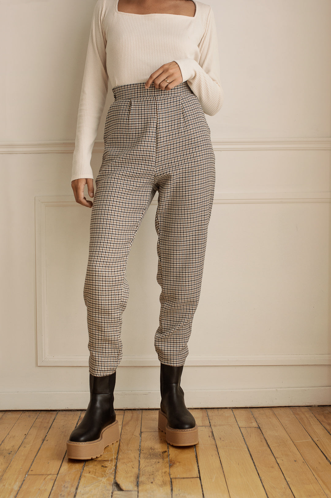 Lara Houndstooth Straight Leg Pants | La petite garçonne model