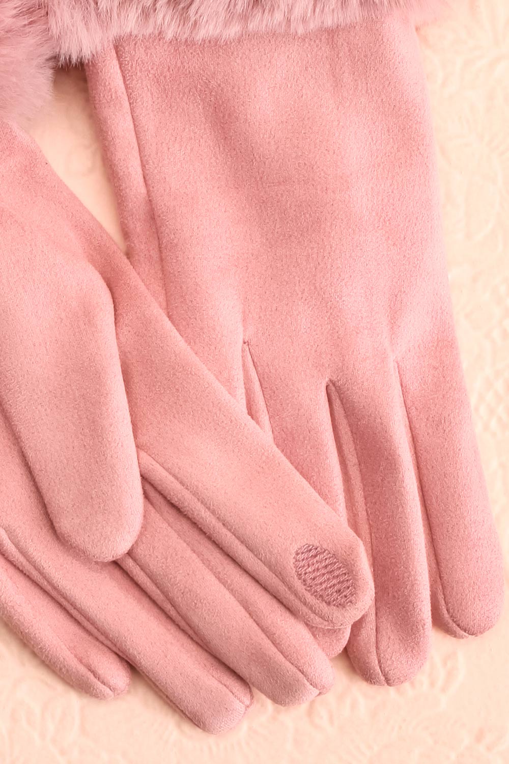 Derra Pink Gloves w Faux-Fur Lining & Cuff finger close-up | Boutique 1861