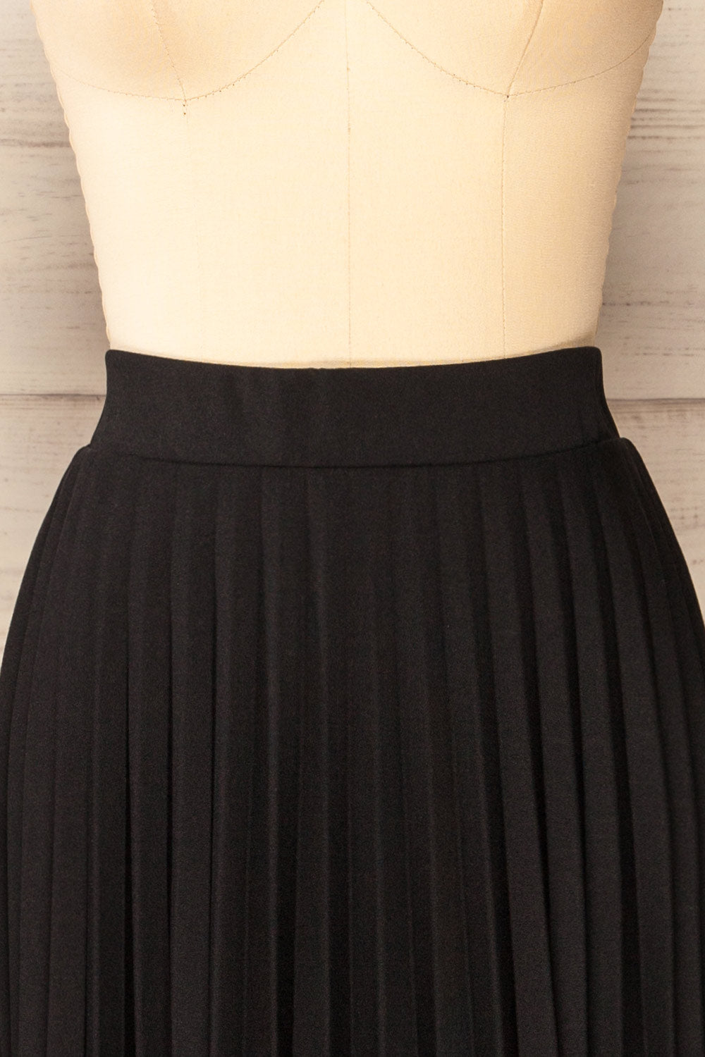   Doved Black Pleated Midi Skirt w/ Elastic Waist | La petite garçonne front close-up