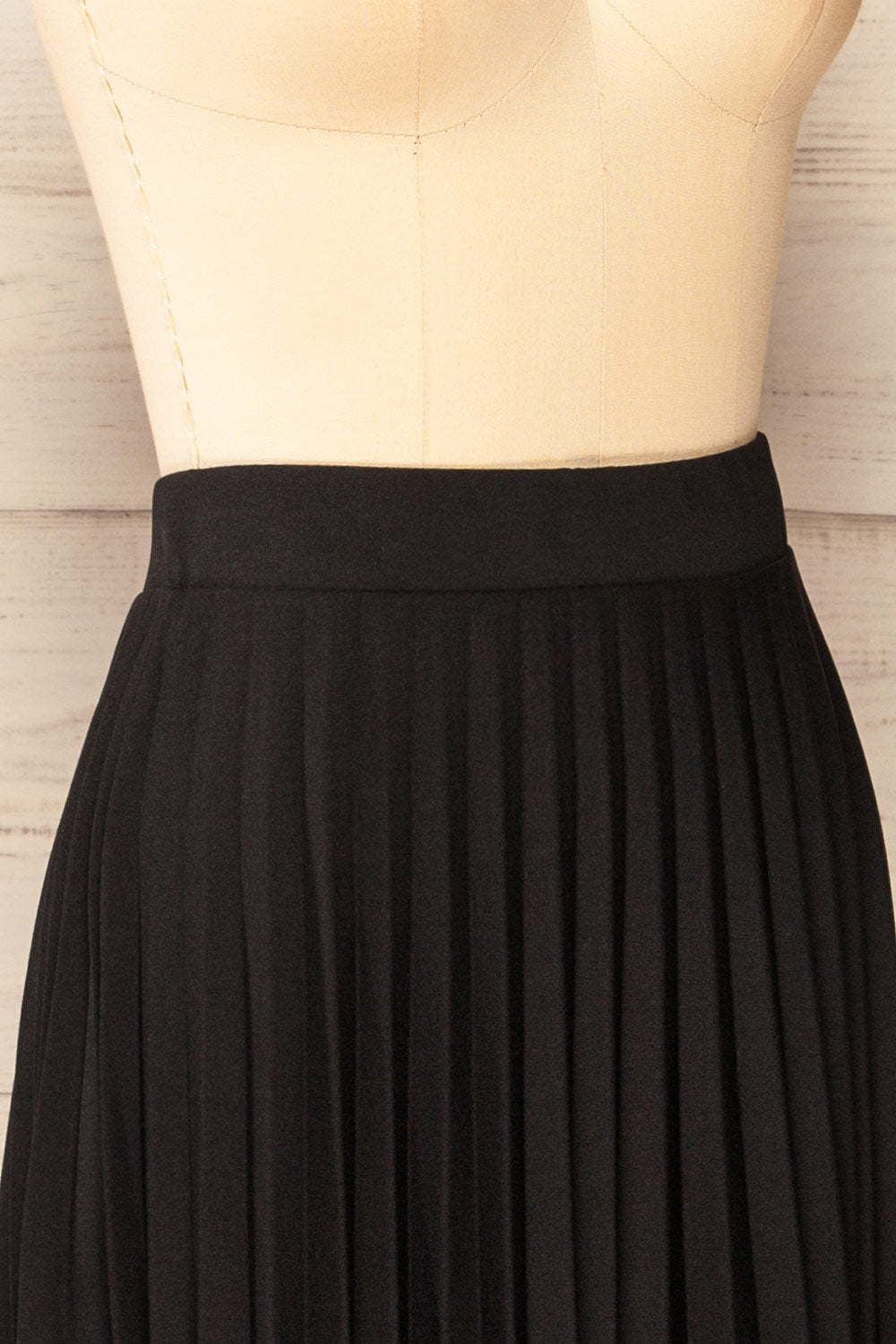 Doved Black Pleated Midi Skirt w/ Elastic Waist | La petite garçonne side close-up