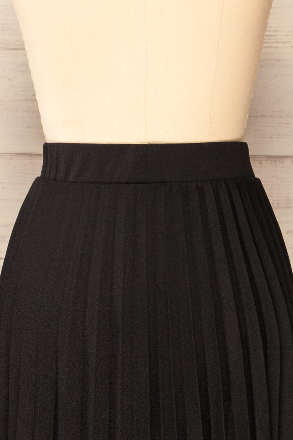 Doved Black Pleated Midi Skirt w/ Elastic Waist | La petite garçonne back close-up