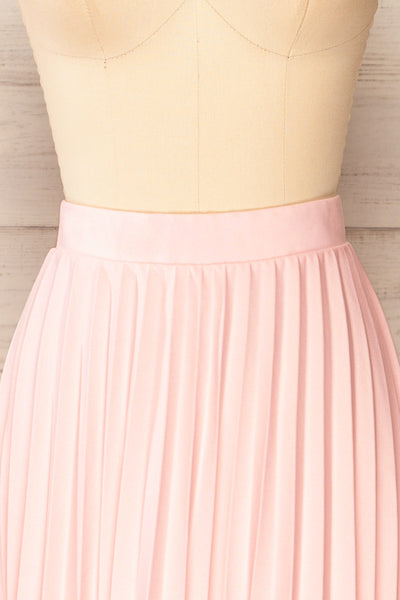 Doved Pink Pleated Midi Skirt w/ Elastic Waist | La petite garçonne front close-up