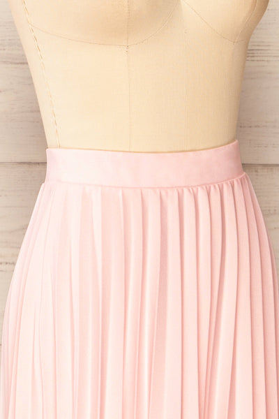 Doved Pink Pleated Midi Skirt w/ Elastic Waist | La petite garçonne side close-up