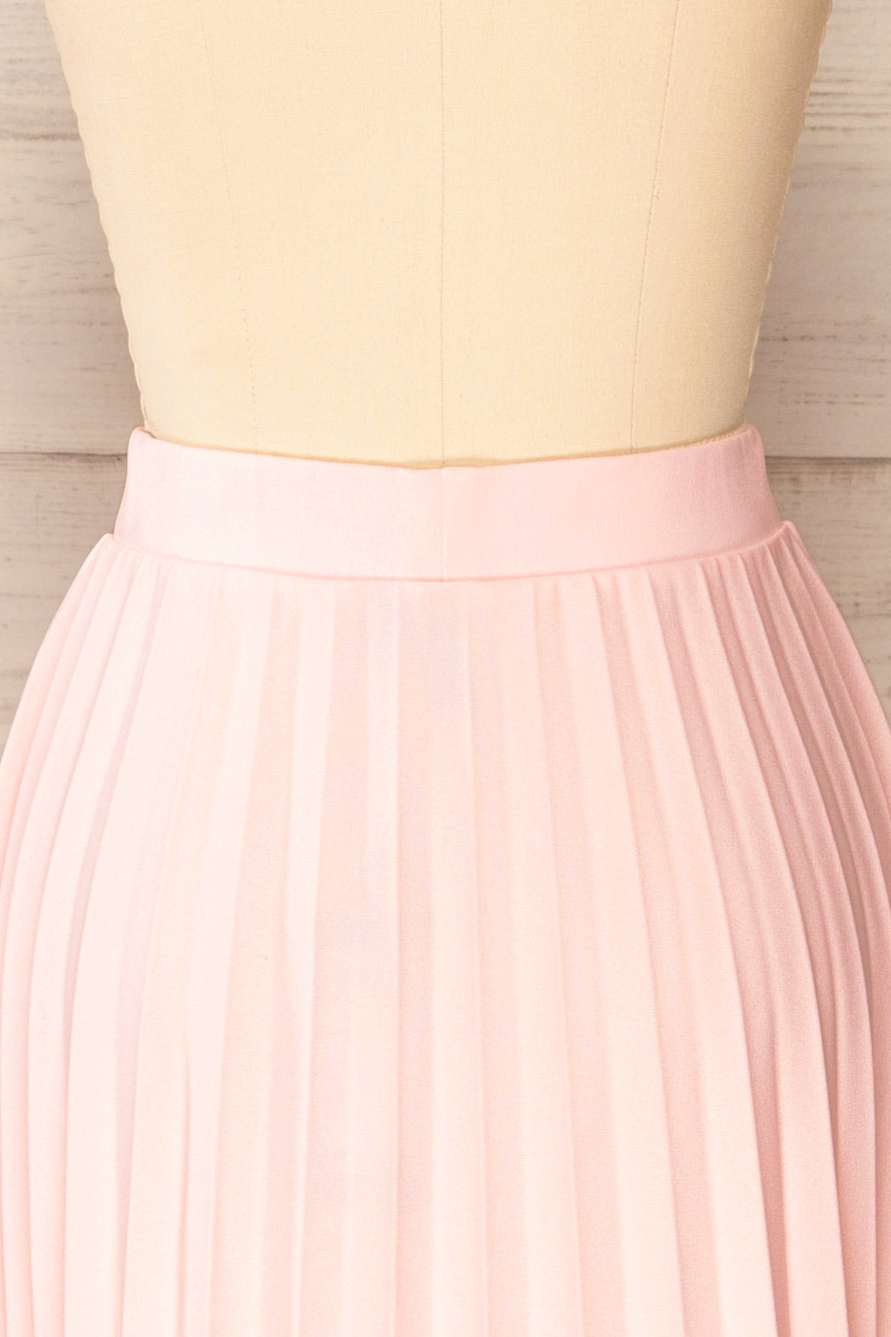 Doved Pink Pleated Midi Skirt w/ Elastic Waist | La petite garçonne back close-up