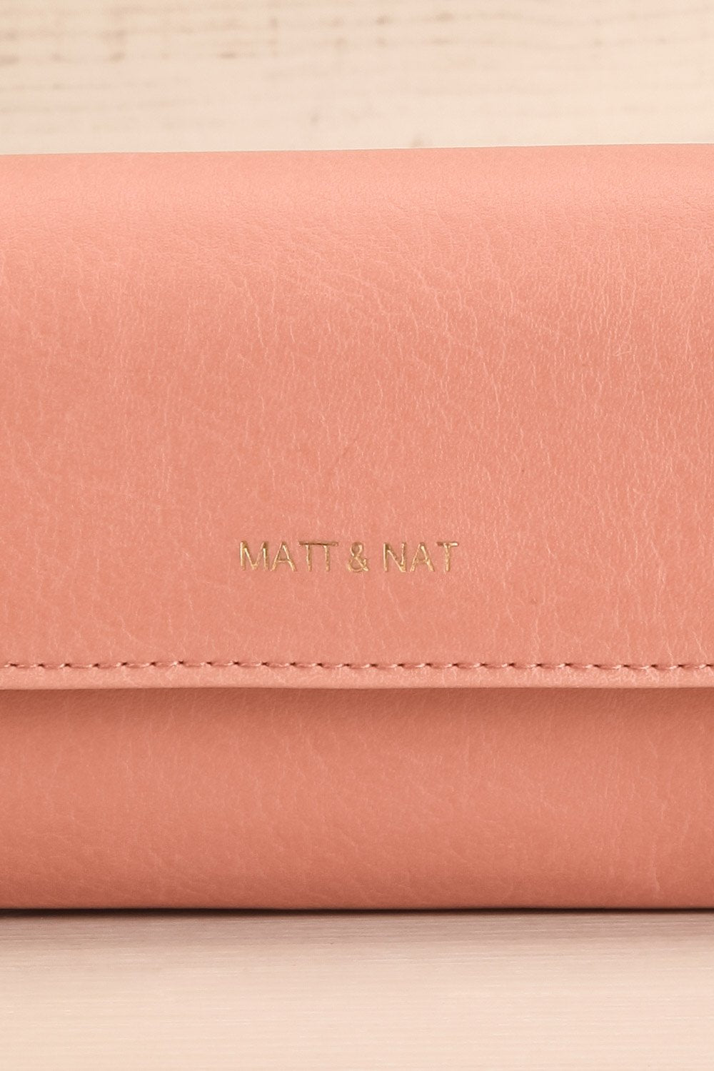 Drew Pink Matt & Nat Handbag | La petite garçonne logo close-up