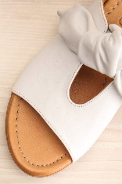 Ebelmen White Slip-On Sandals w/ Bow | La petite garçonne flat close-up