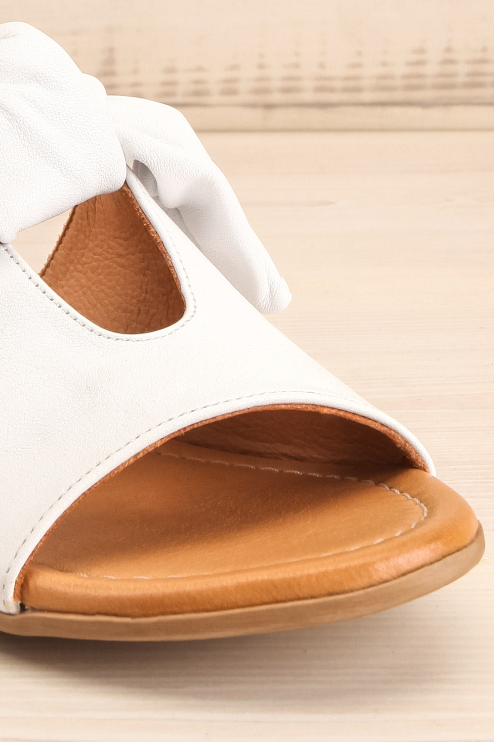 Ebelmen White Slip-On Sandals w/ Bow | La petite garçonne front close-up