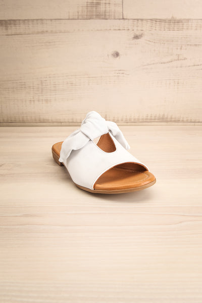 Ebelmen White Slip-On Sandals w/ Bow | La petite garçonne front view