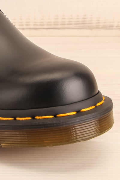 Edimbourg Leather Black Chelsea Boots front close-up | La Petite Garçonne