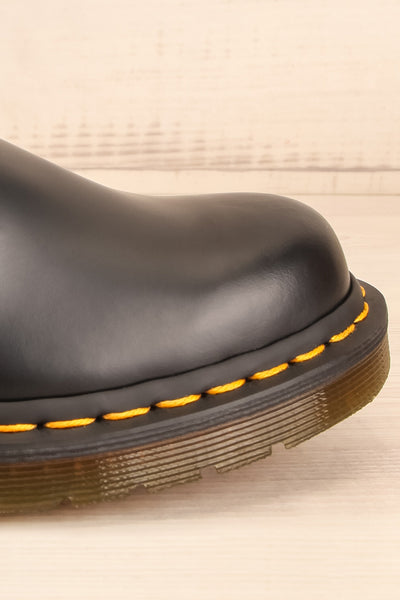 Edimbourg Leather Black Chelsea Boots side front close-up | La Petite Garçonne