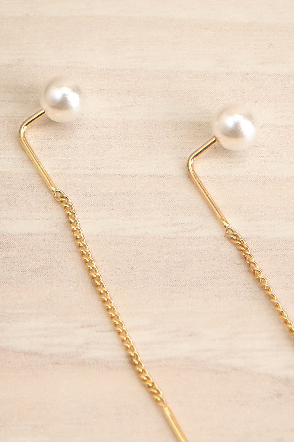 Elba Gold Thread Through Earrings w/ Pearl | La petite garçonne close-up