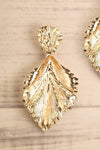 Enveloppe Gold Leaf Pendant Earrings | La petite garçonne close-up