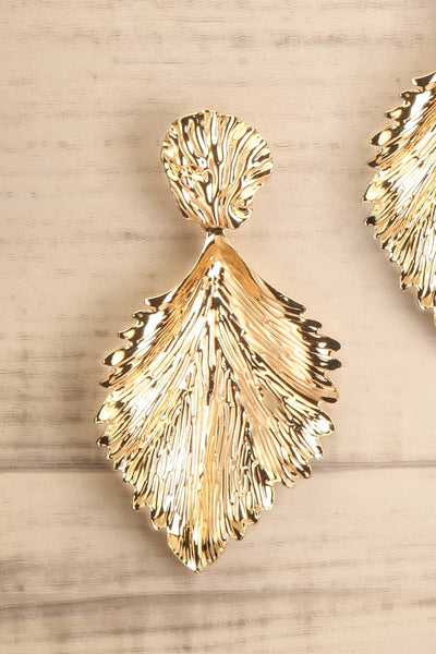 Enveloppe Gold Leaf Pendant Earrings | La petite garçonne close-up