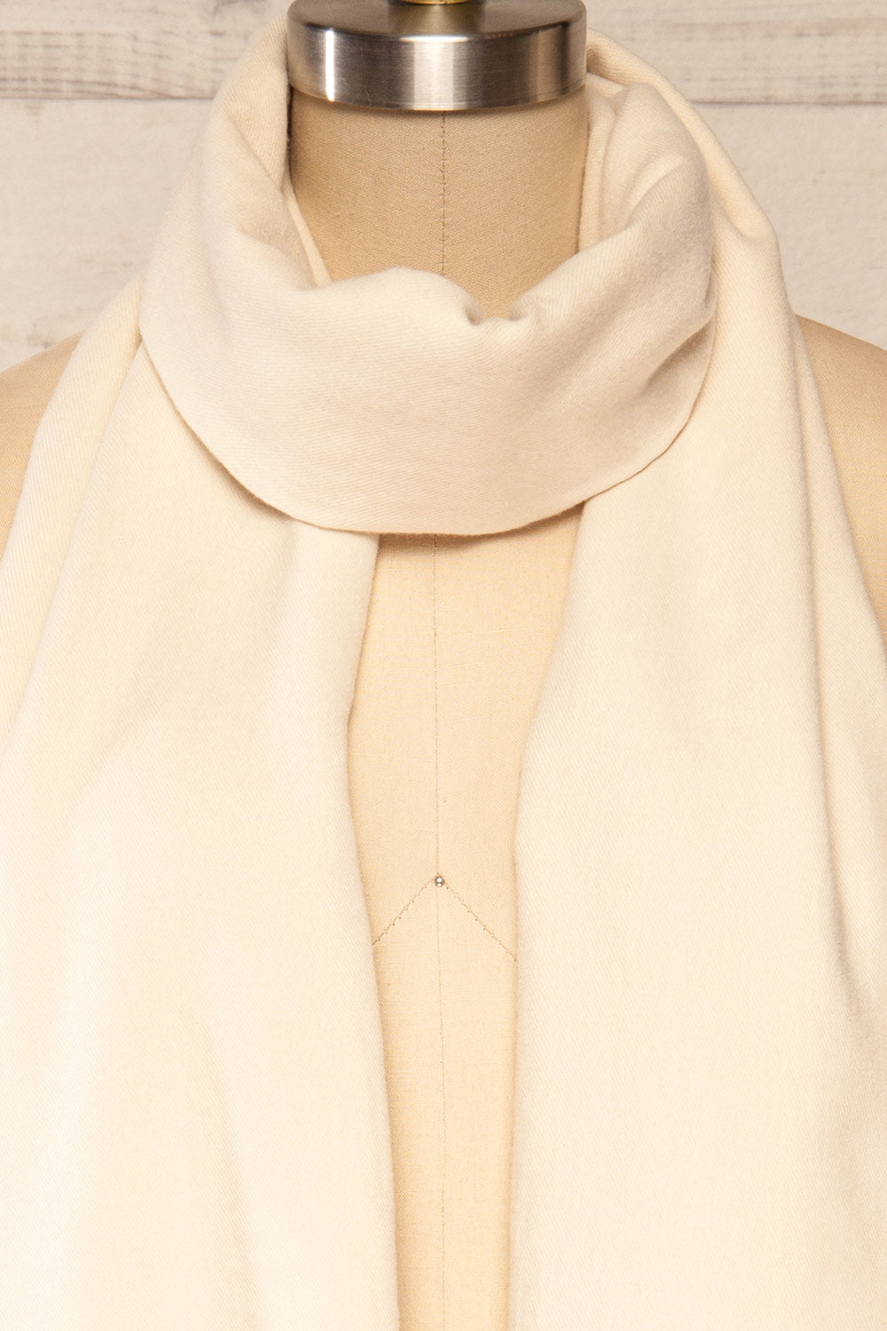 Epanouissement Ivory Soft Knit Scarf | La petite garçonne knot close up