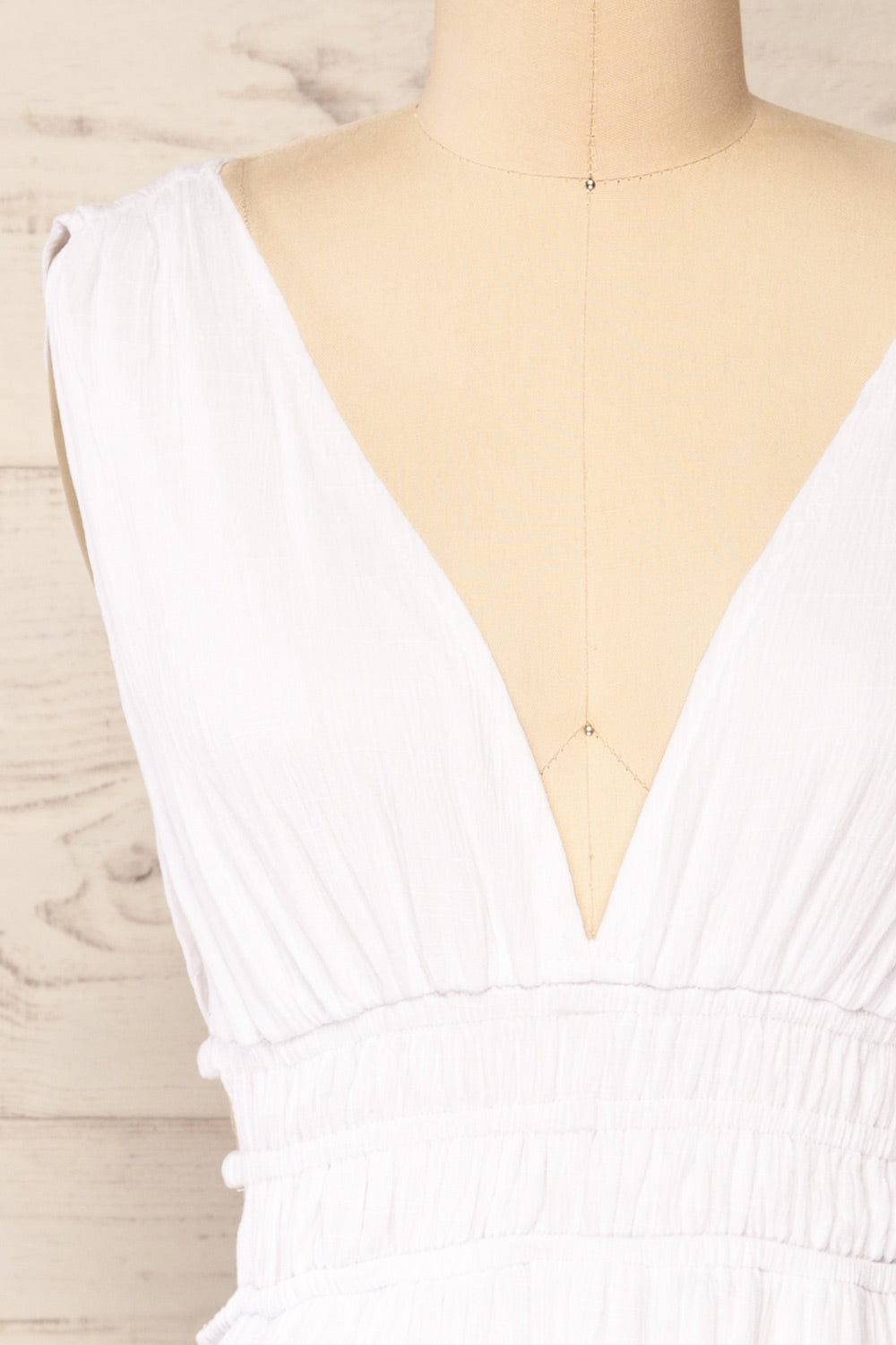 Forgia White Short Faux-Linen V-Neck Dress | La petite garçonne front close-up