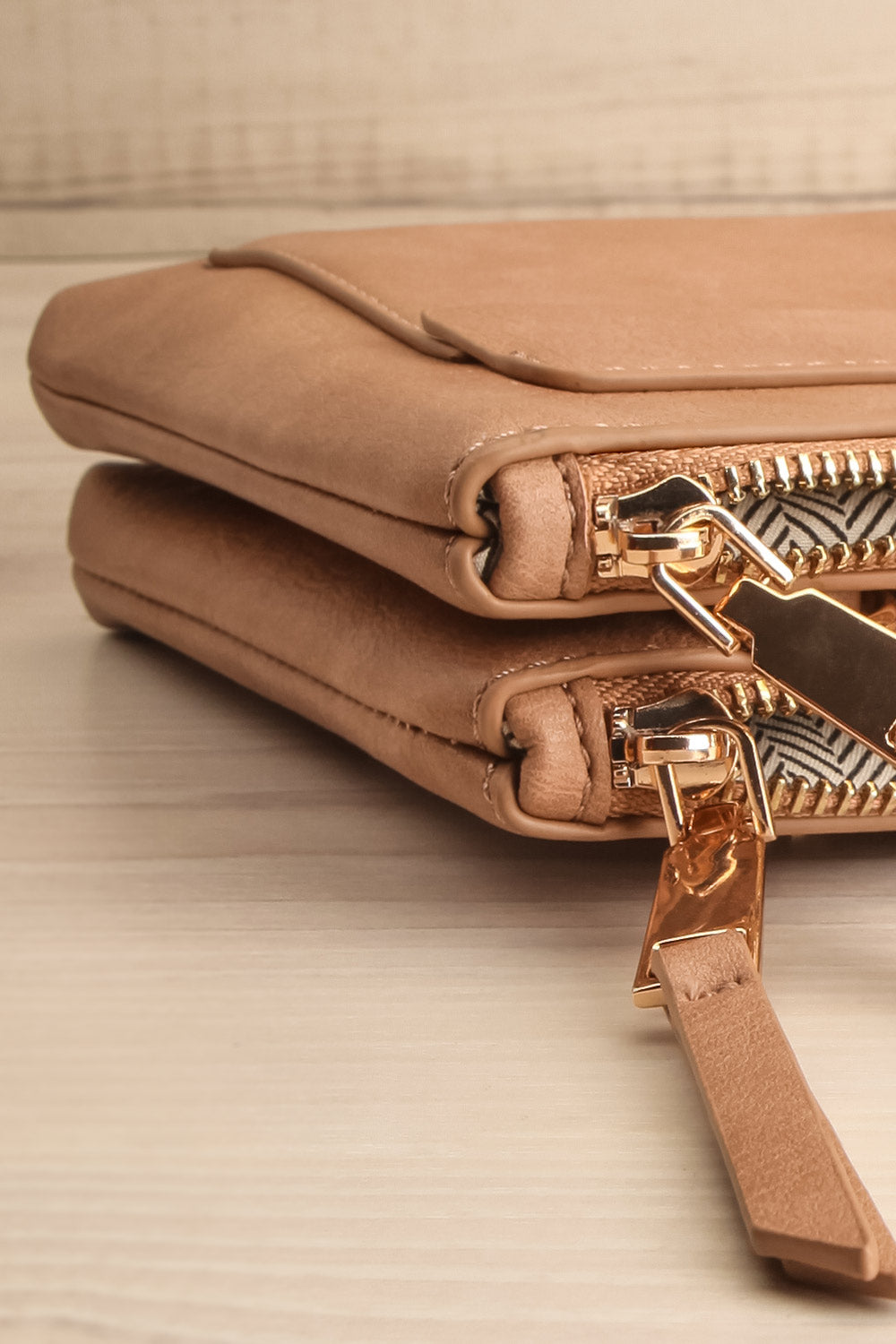 Freya Caramel Crossbody Bag | La petite garçonne flat close-up