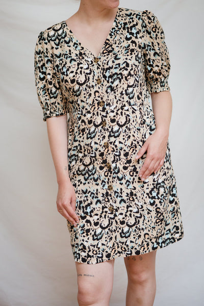 Frona Leopard Puffy Sleeve Button-Up Short Dress | La petite garçonne model
