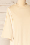 Geel Beige T-Shirt Dress With Print | La petite garçonne side close-up