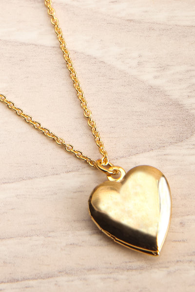 Geillis Gold Heart Necklace | Collier | La Petite Garçonne flat close-up