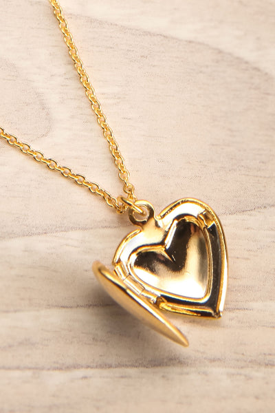 Geillis Gold Heart Necklace | Collier | La Petite Garçonne open close-up