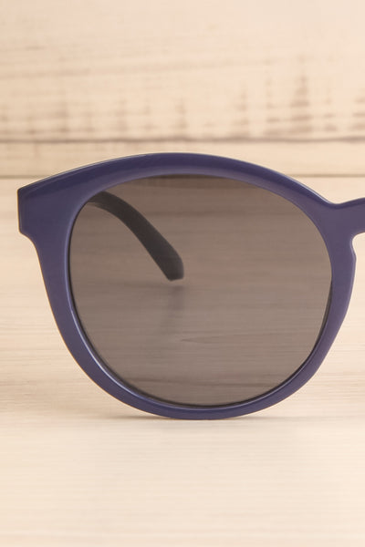 Edit website SEO Gluck Blue Wayfarer Sunglasses close-up | La Petite Garçonne