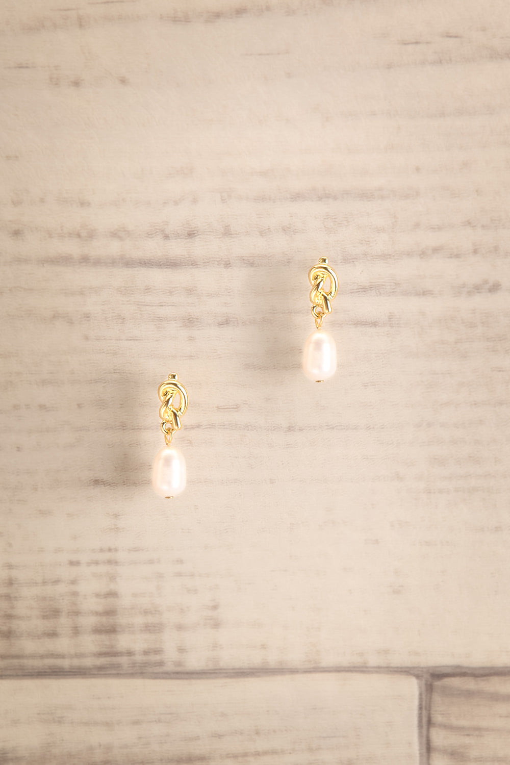 Gniezno Or Golden & Pearl Pendant Earrings | La Petite Garçonne