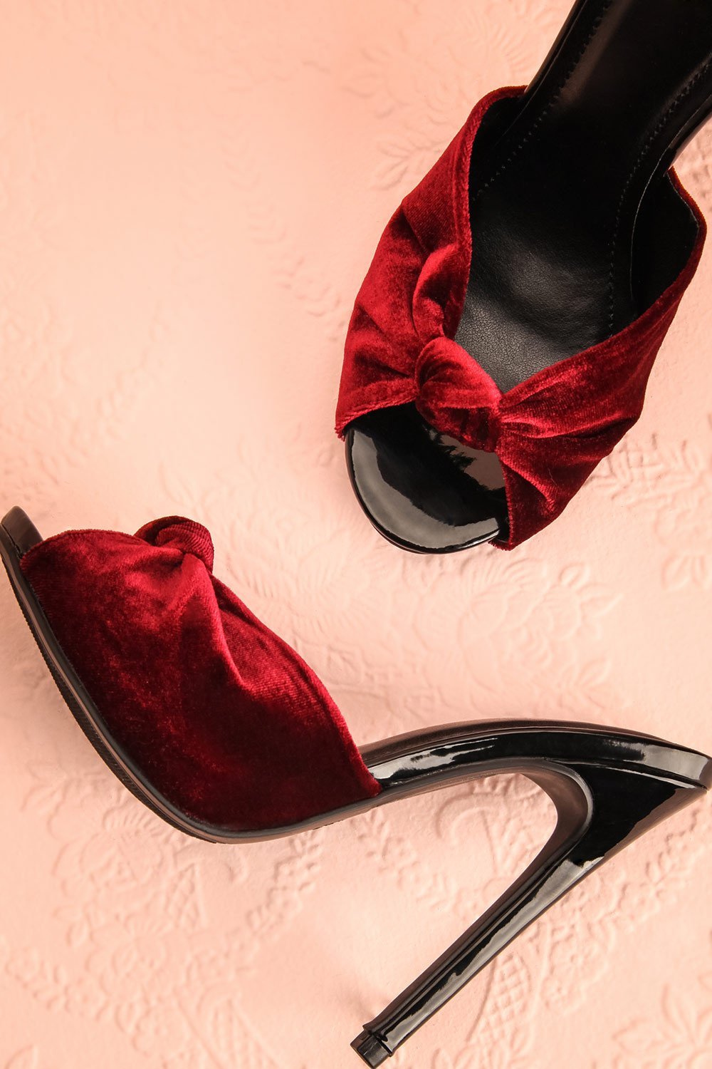 Gramado Rubis - Black and burgundy velvet sandals