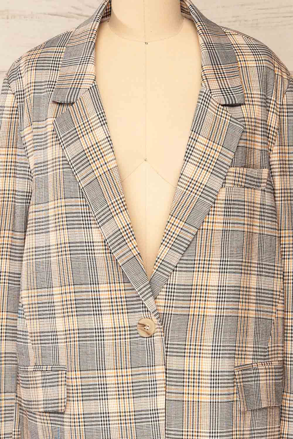 Groenlo Oversized Tartan Blazer | La petite garçonne front close-up