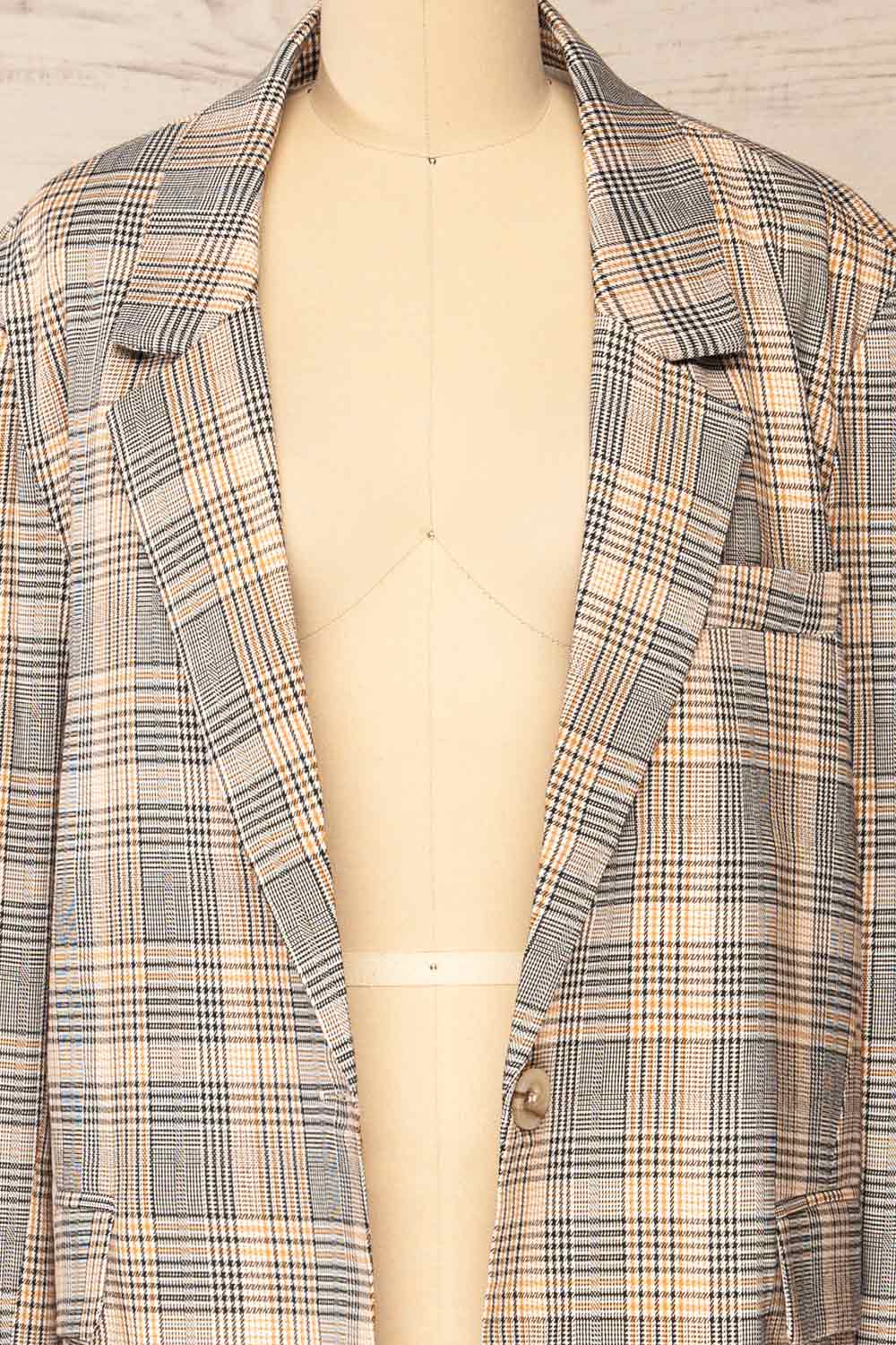 Groenlo Oversized Tartan Blazer | La petite garçonne open close-up