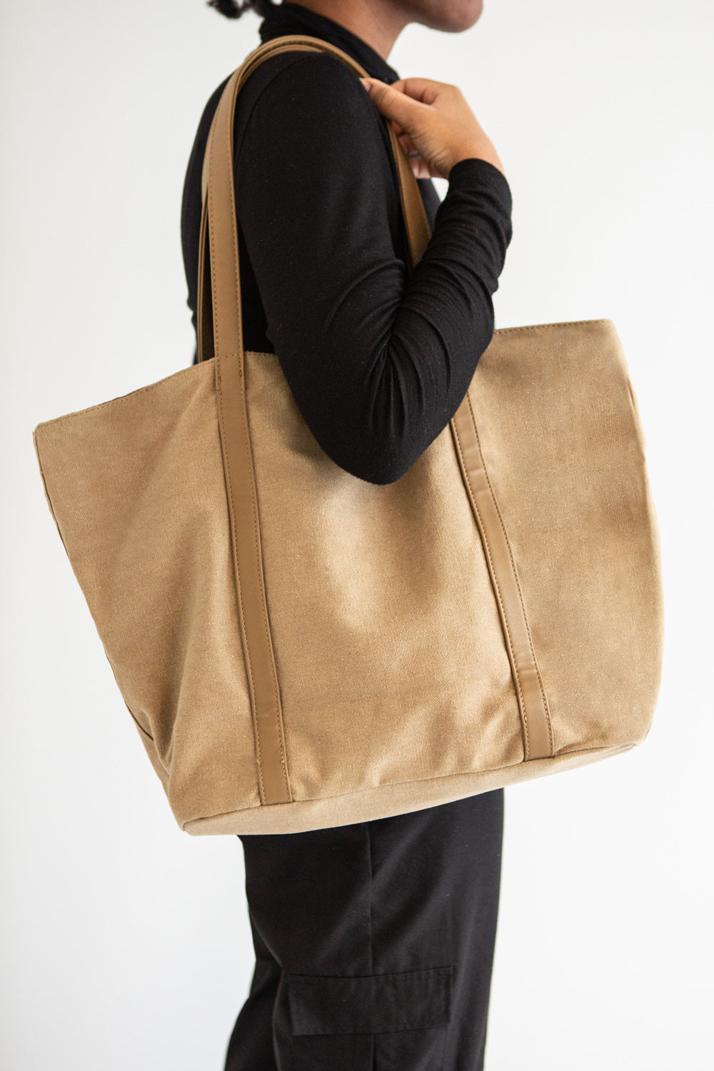 Hilo Beige Canvas Tote Bag | La petite garçonne model