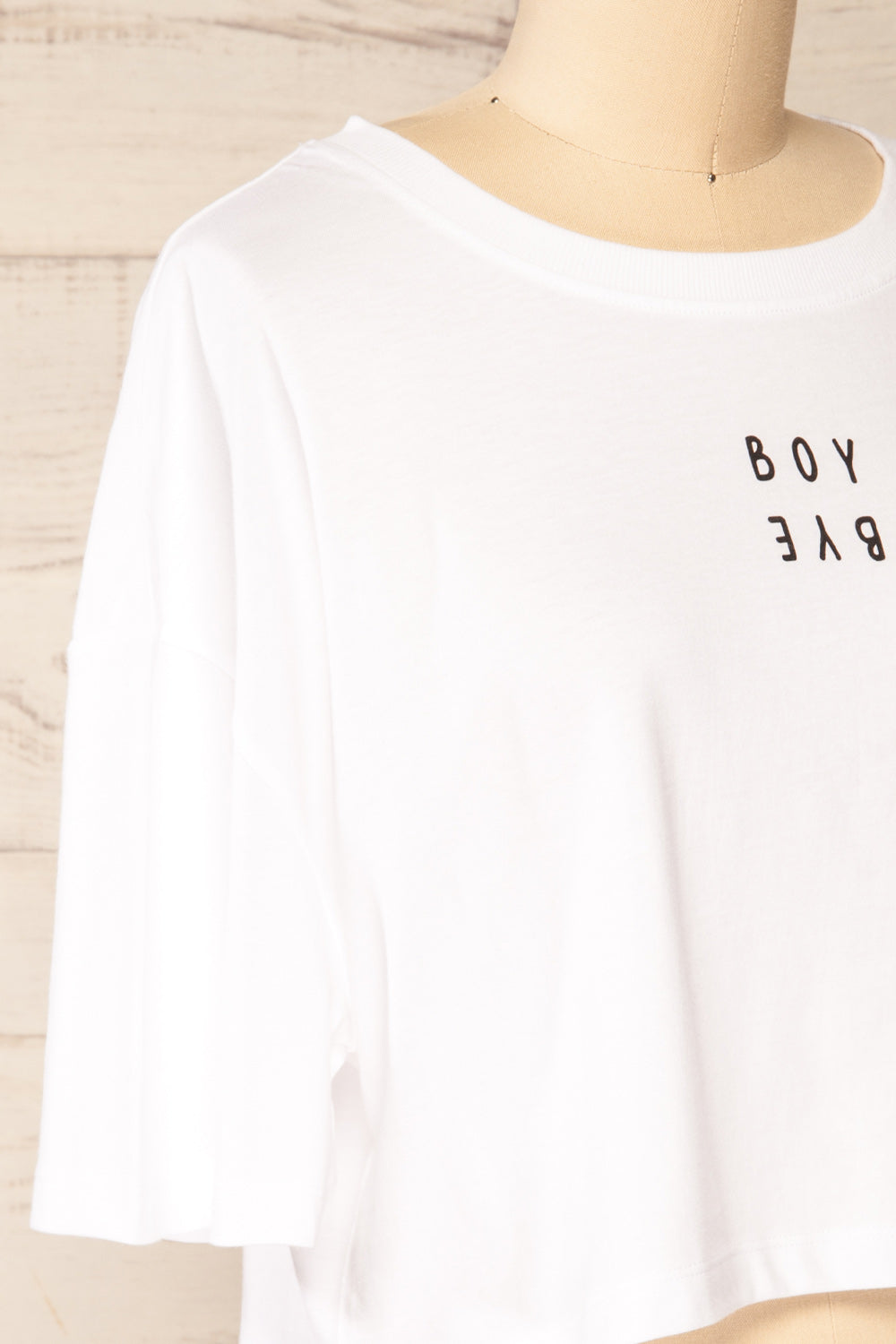 Huy White Cropped T-Shirt w/ Print | La petite garçonne side close-up