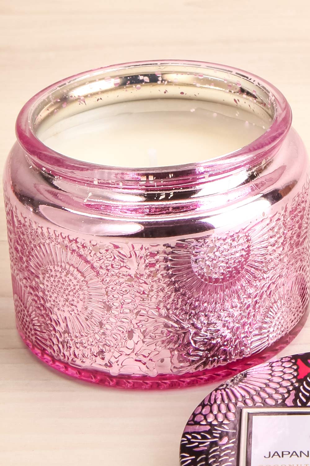 Small Jar Candle Japanese Plum Bloom | La petite garçonne open close-up