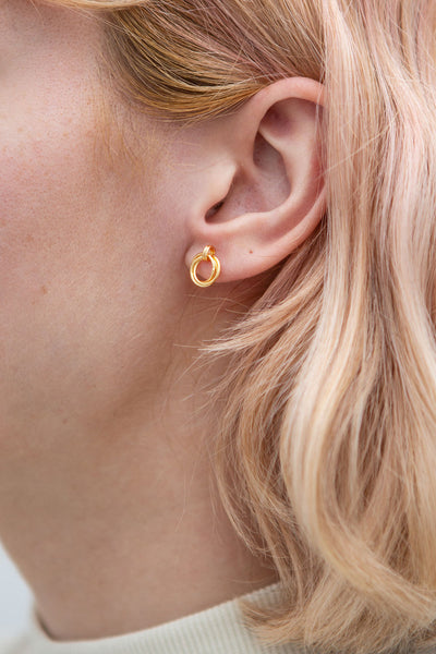 Jete Silver Circle Stud Earrings | La petite garçonne model