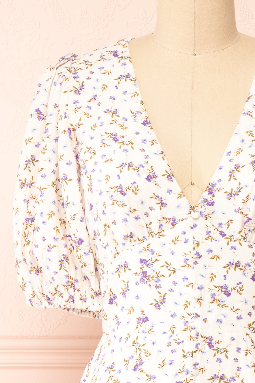 Jeyne Floral Short Dress w/ Puffy Sleeves | Boutique 1861 front close-up