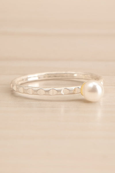 Juryha Silver Set of 7 Minimalist Rings | La petite garçonne pearl close-up