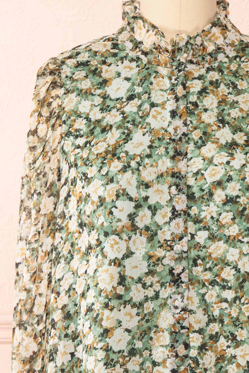 Kabeiride Floral Blouse w/ Ruffled Collar | Boutique 1861 front close-up