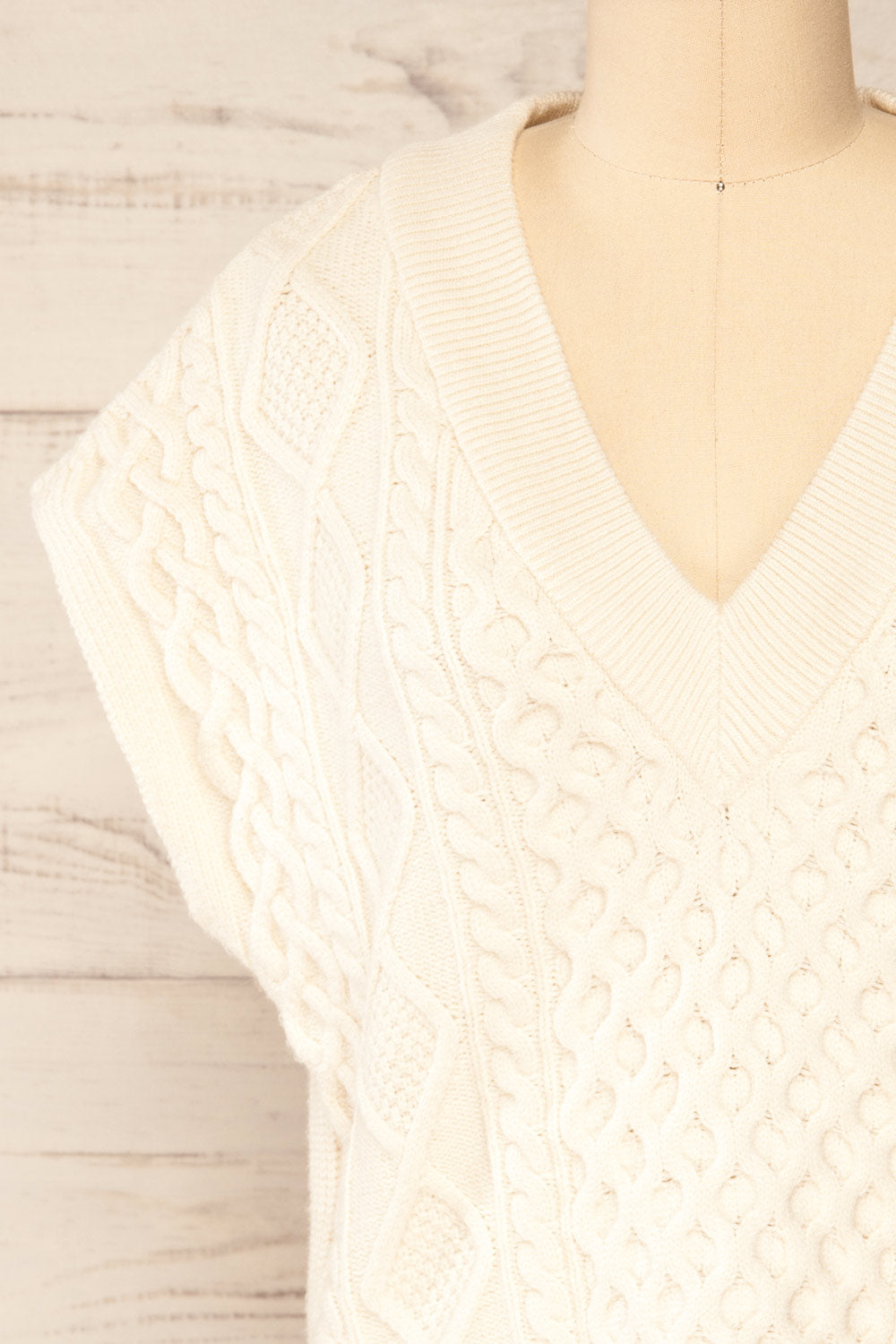 Kalamk Cream Sleeveless Knit Vest w/ V-Neck | La petite garçonne front close-up