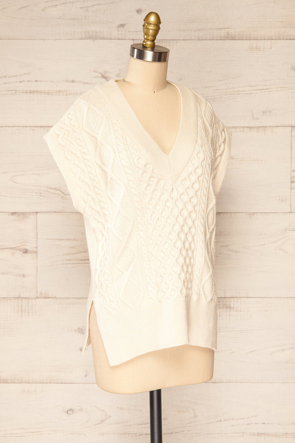 Kalamk Cream Sleeveless Knit Vest w/ V-Neck | La petite garçonne side view