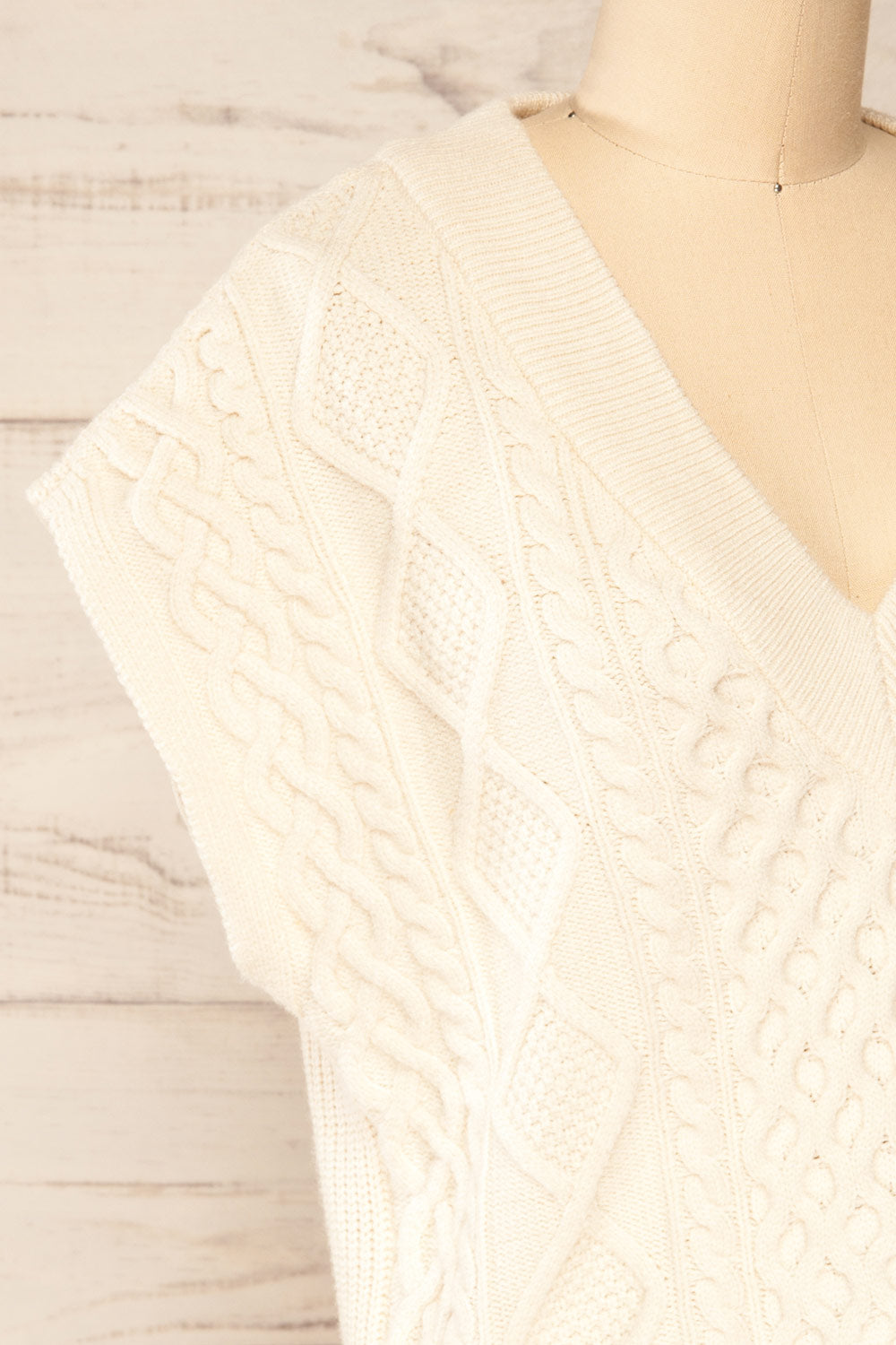 Kalamk Cream Sleeveless Knit Vest w/ V-Neck | La petite garçonne side close-up