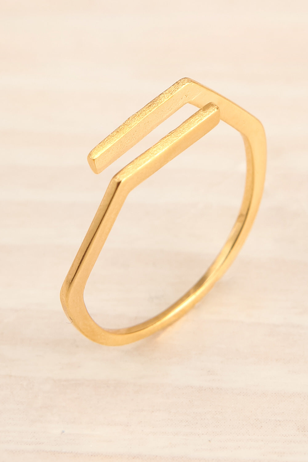 Kardla Or Fine Geometric Golden Ring close-up | La Petite Garçonne