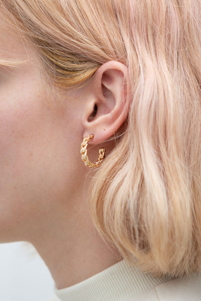 Kauhava Gold Twisted Rope Hoop Earrings | La petite garçonne model