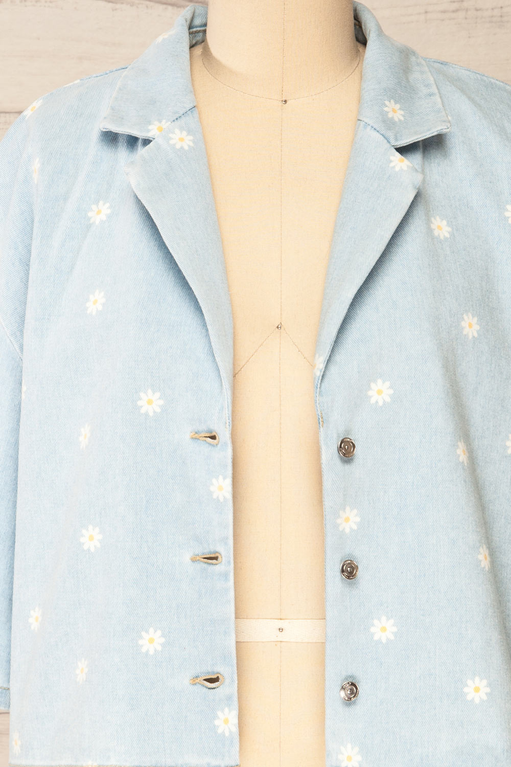 Kenzi Short Sleeve Daisy Denim Jacket | La petite garçonne open close-up